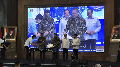Menteri Hukum Supratman Andi Agtas menandatangani nota kesepahaman dengan 20 kementerian lembaga di Kantor Kemenkum, Jakarta, Rabu (14/5/2025). Foto: Jonathan Devin/kumparan