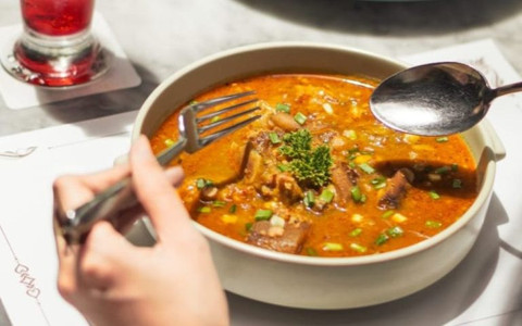 Sop kikil, salah satu kuliner khas Kota Surabaya. 