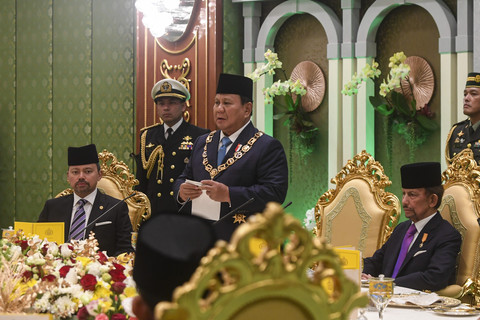 Presiden Prabowo Subianto bersama Sultan Brunei Darussalam Hassanal Bolkiah (kanan) memberikan sambutannya usai menerima bintang kebesaran Kesultanan Brunei Darussalam di Istana Nurul Iman, Bandar Seri Begawan, Brunei Darussalam, Rabu (14/5/2025). Foto: Muhammad Adimaja/ANTARA FOTO