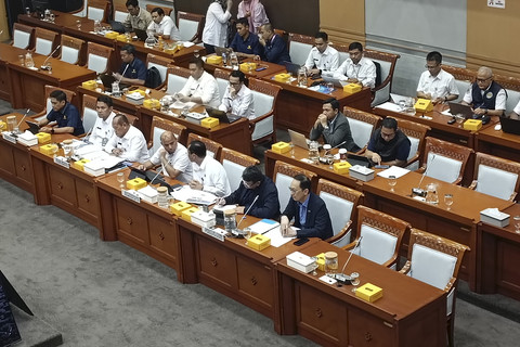 Direktorat Jenderal (Ditjen) Bea dan Cukai Kemenkeu, Ditjen Perhubungan Udara Kemenhub, Ditjen Imigrasi, dan InJourney, saat rapat kerja (raker) Komisi VIII DPR, di Kompleks Parlemen, Jakarta, Rabu (14/5/2025). Foto: Muhammad Fhandra Hardiyon/kumparan