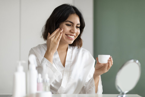 Ilustrasi skincare. Foto: Prostock-studio/Shutterstock