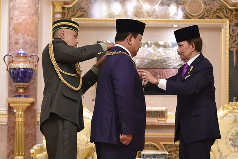 Presiden Republik Indonesia Prabowo Subianto menerima bintang kebesaran Kesultanan Brunei Darussalam di Istana Nurul Iman, Bandar Seri Begawan, Brunei Darussalam, Rabu (14/5/2025). Foto: Muchlis Jr - Biro Pers Sekretariat Presiden
