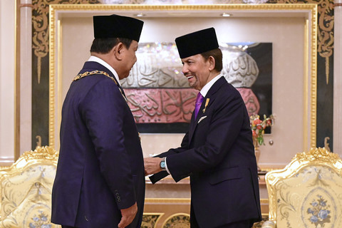 Presiden Republik Indonesia Prabowo Subianto menerima bintang kebesaran Kesultanan Brunei Darussalam di Istana Nurul Iman, Bandar Seri Begawan, Brunei Darussalam, Rabu (14/5/2025). Foto: Muchlis Jr - Biro Pers Sekretariat Presiden