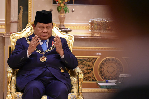 Presiden Republik Indonesia Prabowo Subianto menerima bintang kebesaran Kesultanan Brunei Darussalam di Istana Nurul Iman, Bandar Seri Begawan, Brunei Darussalam, Rabu (14/5/2025). Foto: Muchlis Jr - Biro Pers Sekretariat Presiden