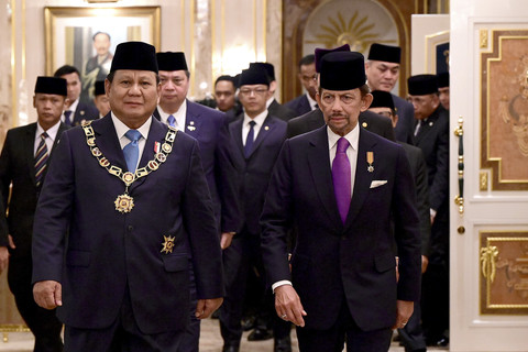 Presiden Republik Indonesia Prabowo Subianto menerima bintang kebesaran Kesultanan Brunei Darussalam di Istana Nurul Iman, Bandar Seri Begawan, Brunei Darussalam, Rabu (14/5/2025). Foto: Muchlis Jr - Biro Pers Sekretariat Presiden
