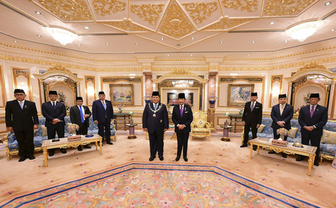 Presiden Republik Indonesia Prabowo Subianto menerima bintang kebesaran Kesultanan Brunei Darussalam di Istana Nurul Iman, Bandar Seri Begawan, Brunei Darussalam, Rabu (14/5/2025). Foto: Muchlis Jr - Biro Pers Sekretariat Presiden