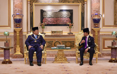 Presiden Republik Indonesia Prabowo Subianto menerima bintang kebesaran Kesultanan Brunei Darussalam di Istana Nurul Iman, Bandar Seri Begawan, Brunei Darussalam, Rabu (14/5/2025). Foto: Muchlis Jr - Biro Pers Sekretariat Presiden