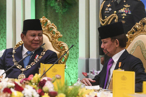 Presiden Prabowo Subianto (kiri) berbincang bersama Sultan Brunei Darrussalam Hassanal Bolkiah (kanan) usai menerima  bintang kebesaran Kesultanan Brunei Darrussalam di Istana Nurul Iman, Bandar Seri Begawan, Brunei Darrussalam, Rabu (14/5/2025). Foto: Muhammad Adimaja/ANTARA FOTO