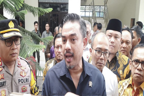 Menteri Usaha Mikro, Kecil, dan Menengah (UMKM) Maman Abdurrahman ditemui usai hadir di persidangan terdakwa pemilik Toko Mama Khas Banjar Firly Norachim sebagai amicus curiae atau sahabat pengadilan di PN Banjarbaru, Rabu (14/5/2025).  Foto: Firman/ANTARA