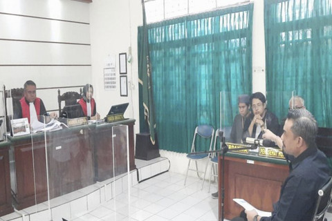 Menteri Usaha Mikro, Kecil, dan Menengah (UMKM) Maman Abdurrahman saat menghadiri persidangan terdakwa pemilik Toko Mama Khas Banjar Firly Nurachim sebagai amicus curiae atau sahabat pengadilan di PN Banjarbaru, Rabu (14/5/2025). Foto: Firman/ANTARA