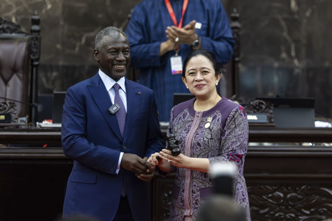 Ketua DPR RI Puan Maharani menerima penyerahan keketuaan Parliamentary Union of the OIC Member States (PUIC) dari Pantai Gading, Rabu (14/5/2025) Foto: Dok. DPR RI