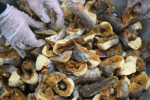 Juru masak mengecek ikan patin goreng untuk lauk paket makan siang jamaah calon haji Indonesia di dapur Raghaeb Catering, Makkah, Arab Saudi, Rabu (14/5/2025). Foto: Andika Wahyu/ANTARA FOTO