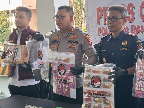 Polisi menunjukkan barang bukti kasus narkoba  kemasan permen dengan tersangka Jarred. dok Istimewa