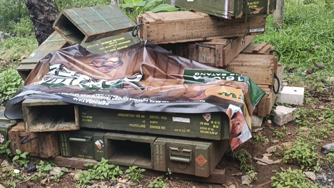 Peti kayu bekas amunisi tertumpuk di satu area kebun, di kawasan Desa Sagara, Kecamatan Cibalong, Kabupaten Garut, Jawa Barat, Rabu (14/5/2025). Foto: Robby Bouceu/kumparan