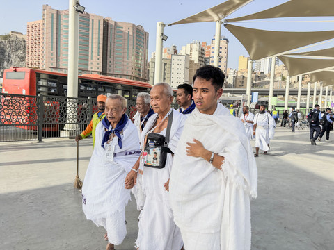 Jemaah haji Indonesia usai turun dari bus Shalawat di Terminal Syib Amir, Rabu (14/5/2025). Foto: Moh Fajri/kumparan