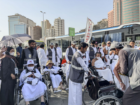 Jemaah haji Indonesia usai turun dari bus Shalawat di Terminal Syib Amir, Rabu (14/5/2025). Foto: Moh Fajri/kumparan