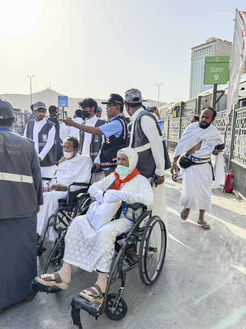 Jemaah haji Indonesia usai turun dari bus Shalawat di Terminal Syib Amir, Rabu (14/5/2025). Foto: Moh Fajri/kumparan