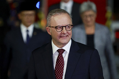 Perdana Menteri Australia Anthony Albanese bereaksi saat tiba di pangkalan udara militer Halim Perdanakusuma di Jakarta, Rabu (14/5/2025). Foto: Ajeng Dinar Ulfiana/REUTERS