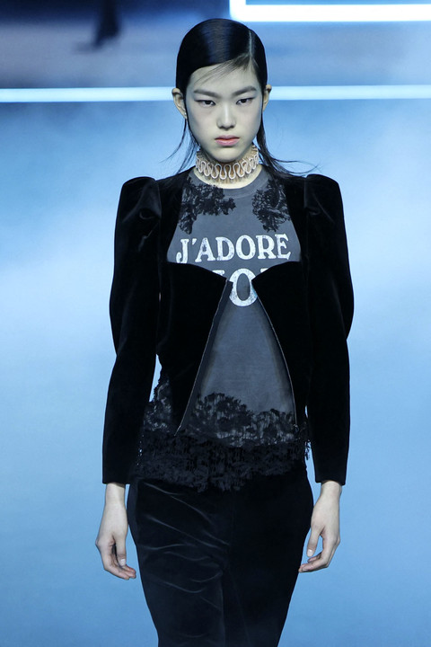 Seorang model memeragakan busana Dior di Paris Fashion Week Fall/Winter 2025. Foto: AFP