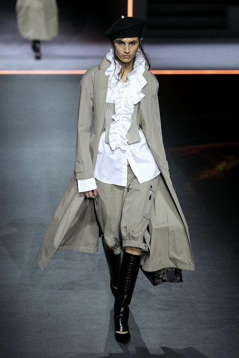 Seorang model memeragakan busana Dior di Paris Fashion Week Fall/Winter 2025. Foto: AFP