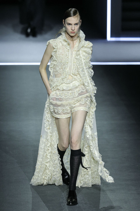 Seorang model memeragakan busana Dior di Paris Fashion Week Fall/Winter 2025. Foto: AFP