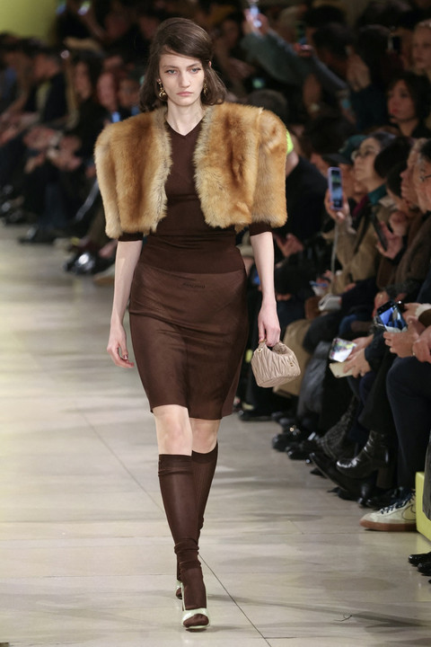 Seorang model memeragakan busana Miu Miu di Paris Fashion Week Fall/Winter 2025. Foto: AFP