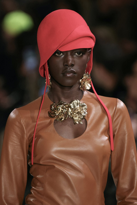 Seorang model memeragakan busana Miu Miu di Paris Fashion Week Fall/Winter 2025. Foto: AFP