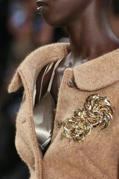 Seorang model memeragakan busana Miu Miu di Paris Fashion Week Fall/Winter 2025. Foto: AFP
