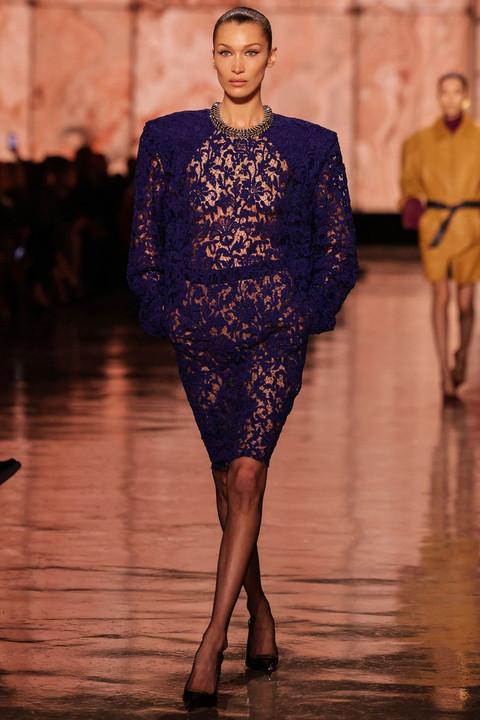 Super model Bella Hadid memeragakan busana Saint Laurent di Paris Fashion Week Fall/Winter 2025. Foto: AFP