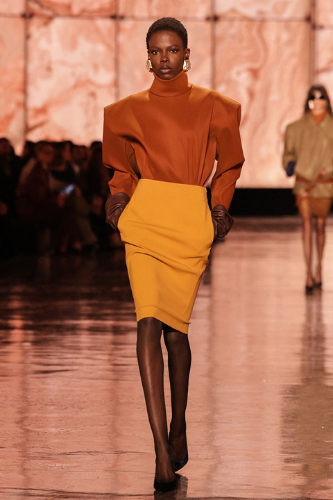 Seorang model memeragakan busana Saint Laurent di Paris Fashion Week Fall/Winter 2025. Foto: AFP