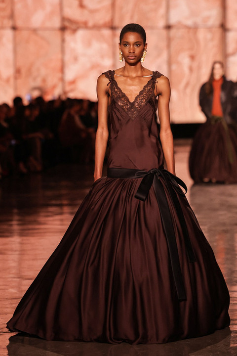 Seorang model memeragakan busana Saint Laurent di Paris Fashion Week Fall/Winter 2025. Foto: AFP
