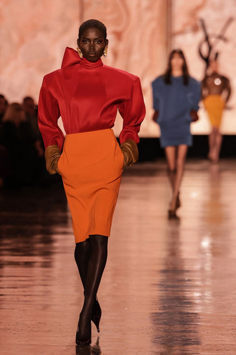 Seorang model memeragakan busana Saintr Laurent di Paris Fashion Week Fall/Winter 2025. Foto: AFP
