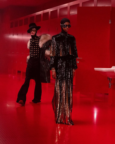 Seorang model memeragakan busana Valentino di Paris Fashion Week Fall/Winter 2025. Foto: Instagram @valentino