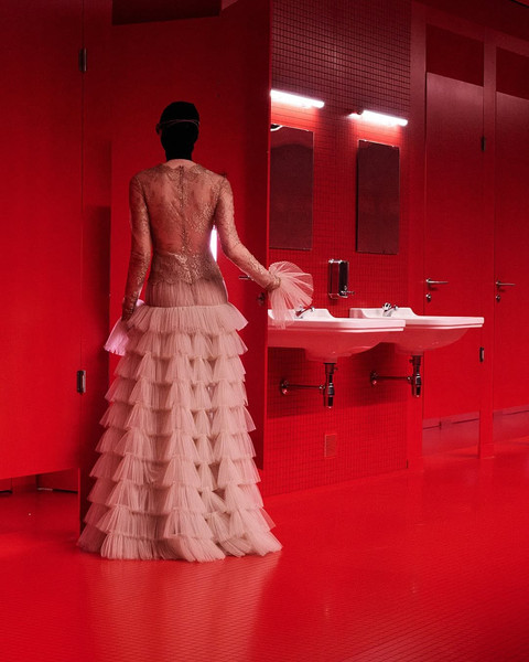 Seorang model memeragakan busana Valentino di Paris Fashion Week Fall/Winter 2025. Foto: Instagram @valentino