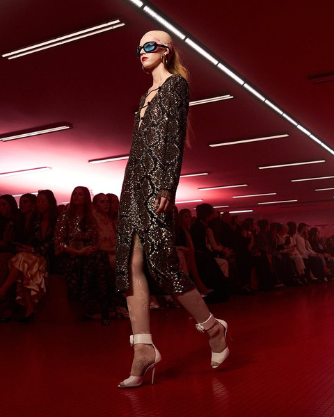 Seorang model memeragakan busana Valentino di Paris Fashion Week Fall/Winter 2025. Foto: Instagram @valentino