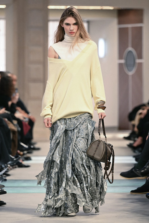 Seorang model memeragakan busana Louis Vuitton di Paris Fashion Week Fall/Winter 2025. Foto: AFP