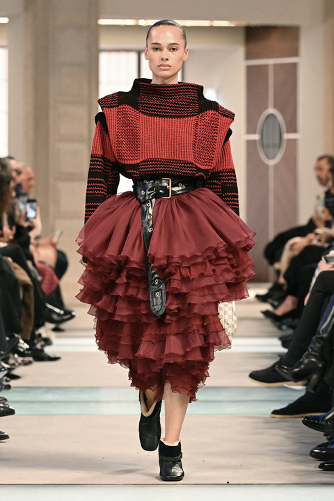Seorang model memeragakan busana Louis Vuitton di Paris Fashion Week Fall/Winter 2025. Foto: AFP