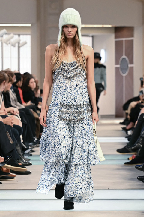 Seorang model memeragakan busana Louis Vuitton di Paris Fashion Week Fall/Winter 2025. Foto: AFP
