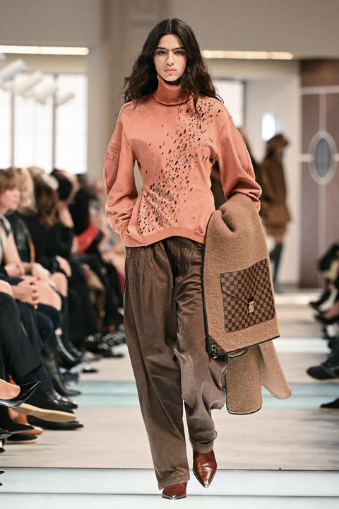 Seorang model memeragakan busana Louis Vuitton di Paris Fashion Week Fall/Winter 2025. Foto: AFP