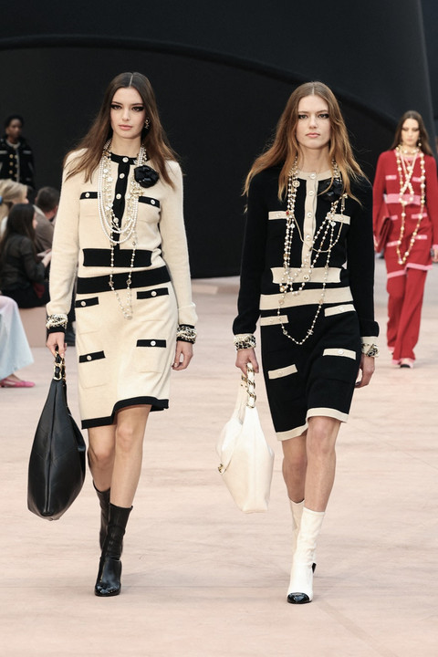 Seorang model memeragakan busana Chanel di Paris Fashion Week Fall/Winter 2025. Foto: AFP
