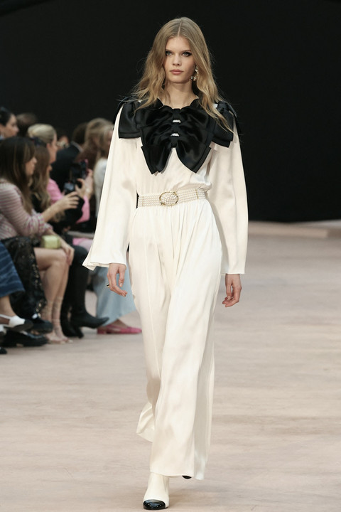 Seorang model memeragakan busana Chanel di Paris Fashion Week Fall/Winter 2025. Foto: AFP
