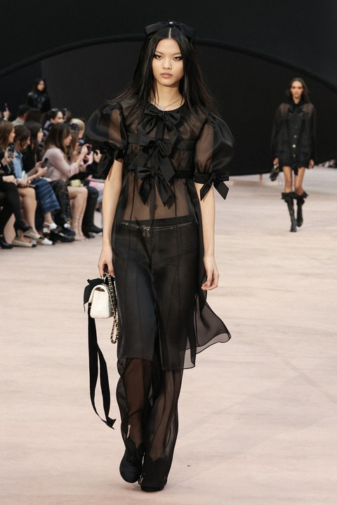 Seorang model memeragakan busana Chanel di Paris Fashion Week Fall/Winter 2025. Foto: AFP