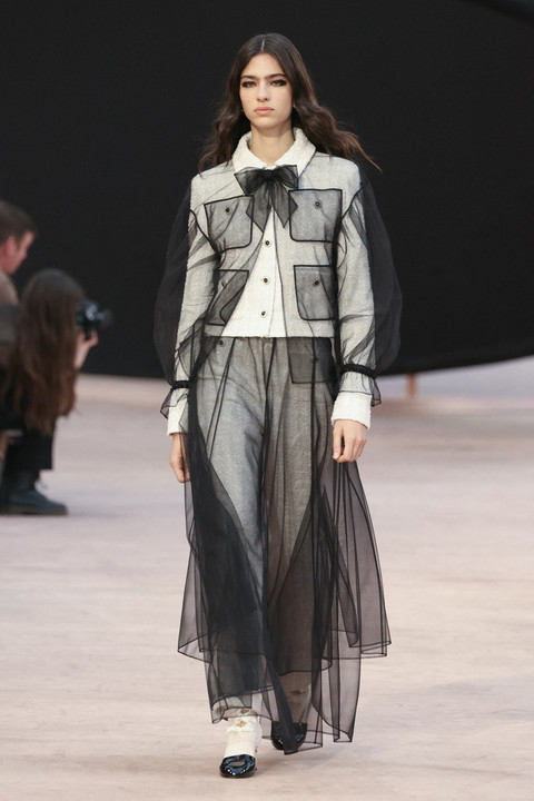 Seorang model memeragakan busana Chanel di Paris Fashion Week Fall/Winter 2025. Foto: AFP