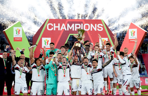 Bologna angkat trofi juara usai kalahkan AC Milan dalam Final Coppa Italia 2024/25 di Stadion Olimpico, Roma, pada Kamis (15/5) dini hari WIB. Foto: REUTERS/Matteo Ciambelli