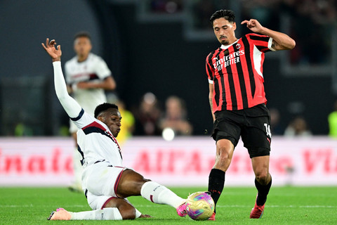 Pemain AC Milan Tijjani Reijnders berebut bola dengan pemain Bologna Jhon Lucumi pada pertandingan final Coppa Italia di Stadio Olimpico, Roma, Italia, Senin (14/5/2025). Foto: Daniele Mascolo/REUTERS