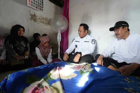 Mensos Saifullah Yusuf atau Gus Ipul mengunjungi rumah salah satu calon siswi Sekolah Rakyat, Sugita Wania Apsari atau Gita, di Probolinggo, Jawa Timur, Rabu (14/5/2025). Foto: Kemensos RI