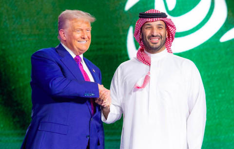 Presiden AS Donald Trump dan Putra Mahkota Pangeran MBS di acara Forum Investasi AS-Saudi di RIyadh, 13 Mei 2025. Foto: X/@emara_riyadh