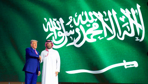 Presiden AS Donald Trump dan Putra Mahkota Pangeran MBS di acara Forum Investasi AS-Saudi di RIyadh, 13 Mei 2025. Foto: X/@emara_riyadh