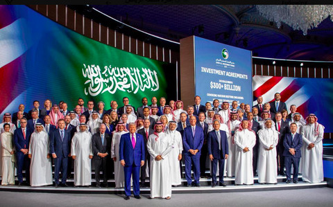 Presiden AS Donald Trump dan Putra Mahkota Pangeran MBS di acara Forum Investasi AS-Saudi di RIyadh, 13 Mei 2025. Foto: X/@emara_riyadh