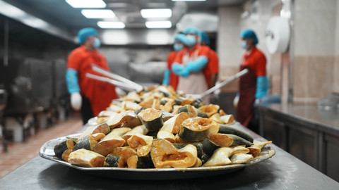 Ikan patin, salah satu menu katering jemaah haji Indonesia tahun ini. Foto: Kemenag RI